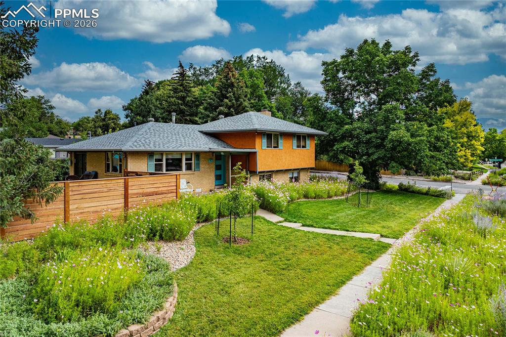 Image 28 of 36: Back of Structure