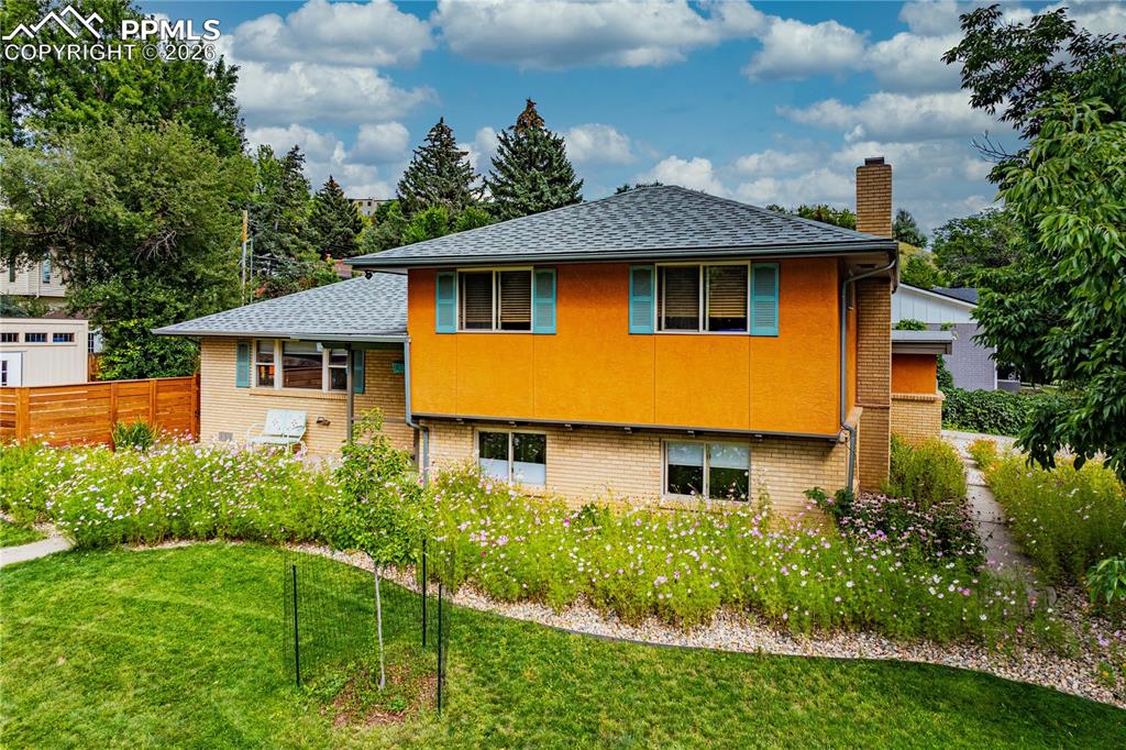 Image 31 of 36: Back of Structure