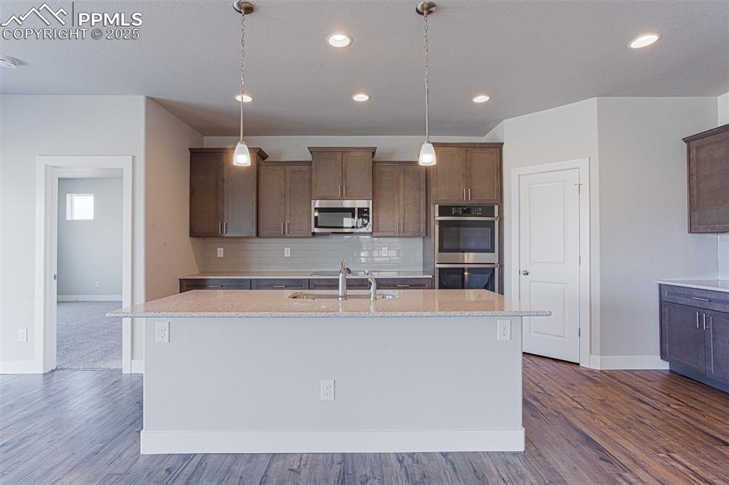 Image 7 of 23: Kitchen