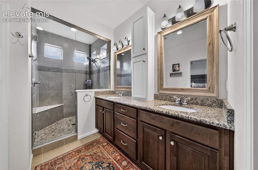 Image 15 of 41: Bathroom