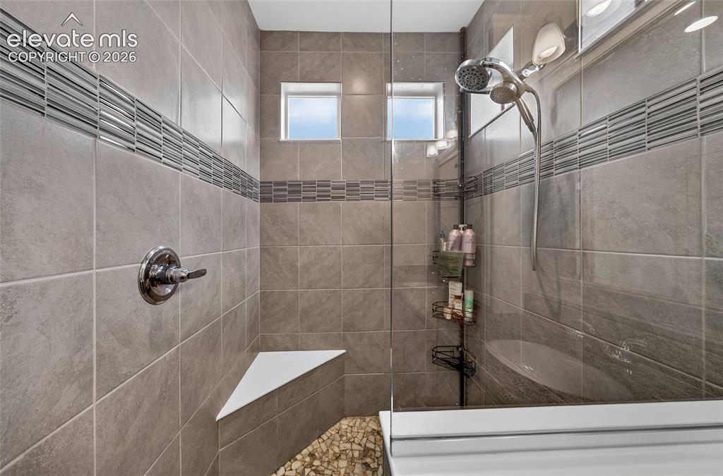 Image 16 of 41: Bathroom