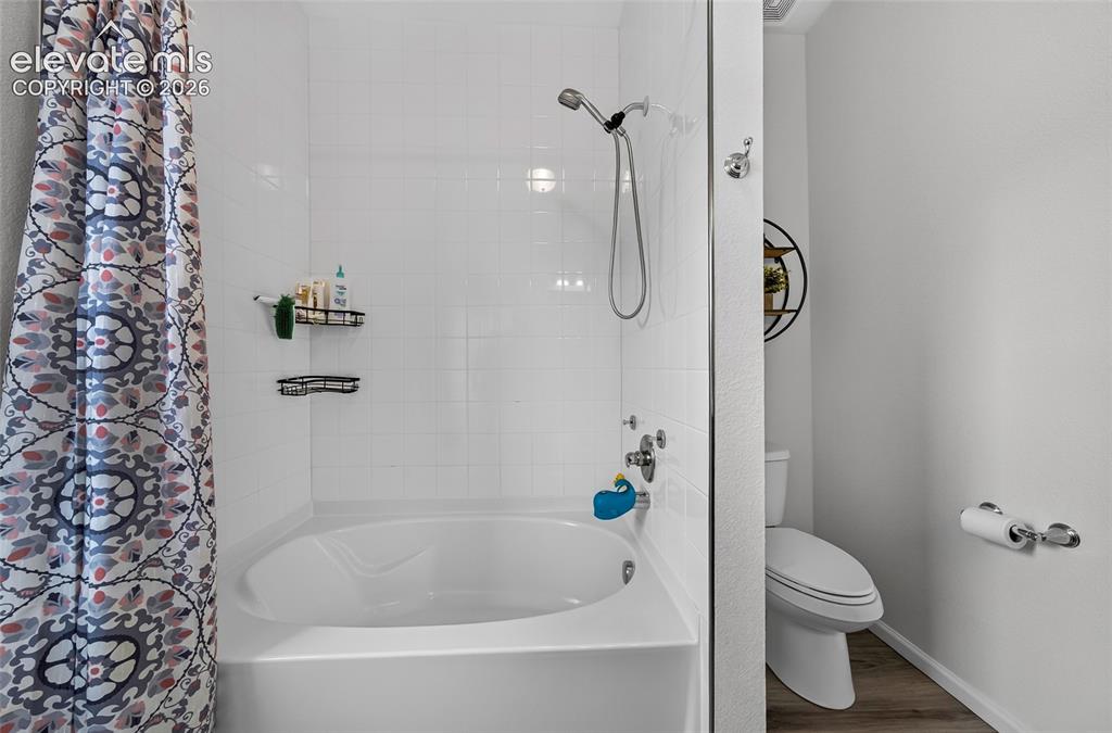Image 22 of 41: Bathroom