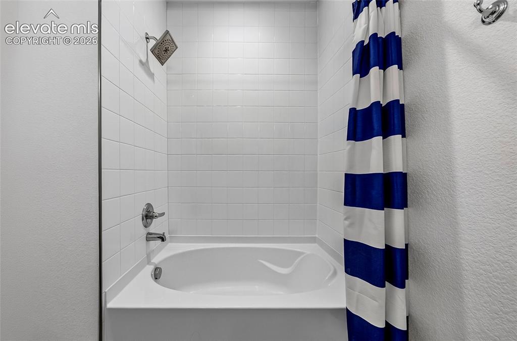 Image 34 of 41: Bathroom