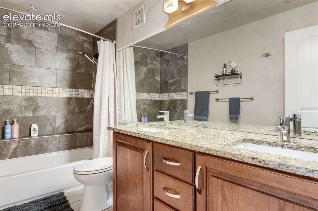 Image 14 of 27: Bathroom