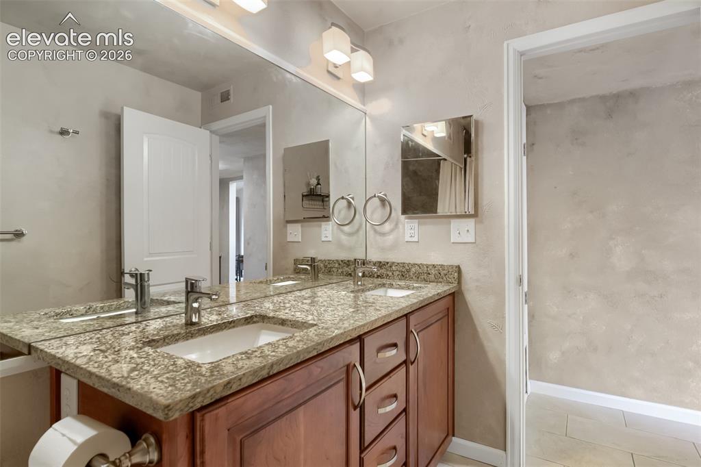Image 15 of 27: Bathroom