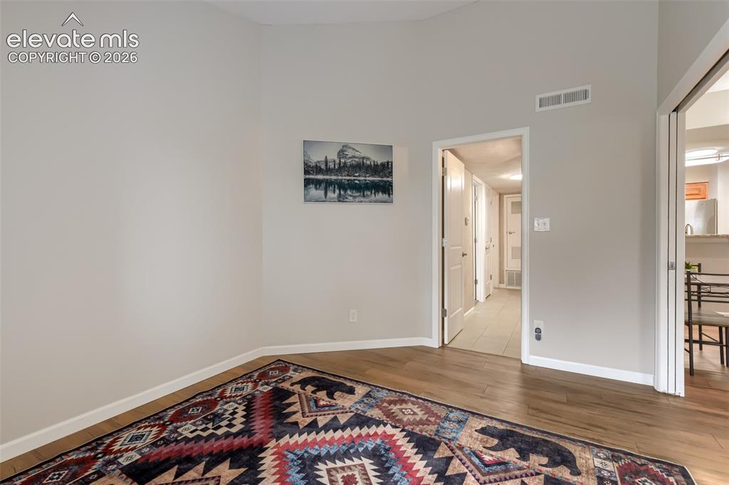 Image 19 of 27: Bedroom