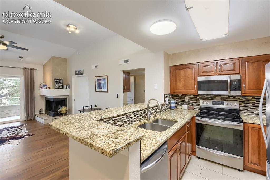 Image 7 of 27: Kitchen