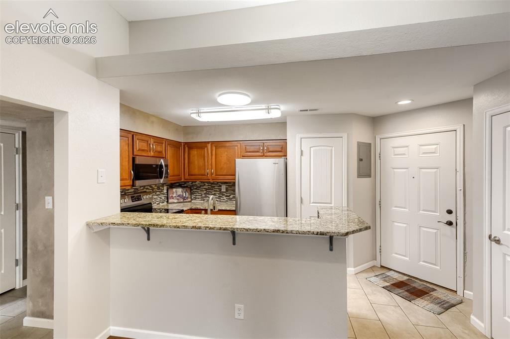 Image 9 of 27: Kitchen