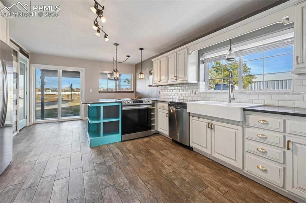 Image 12 of 46: Kitchen