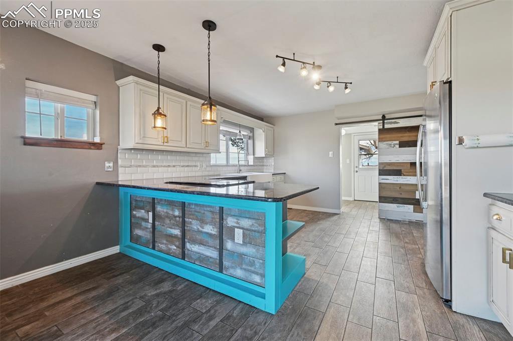 Image 14 of 46: Kitchen