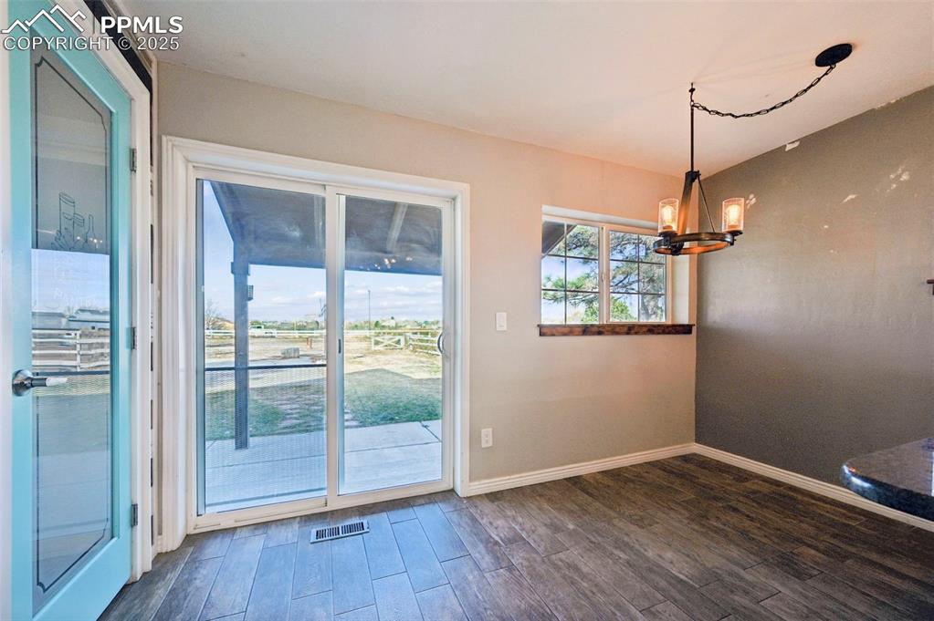 Image 17 of 46: Dining Area