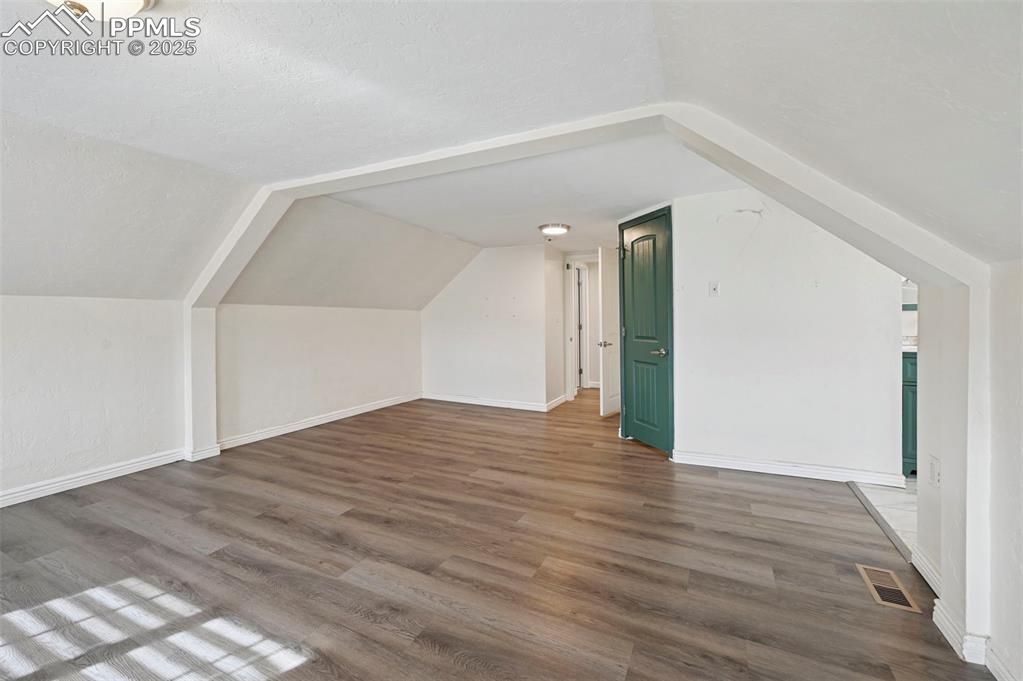 Image 23 of 46: Bedroom