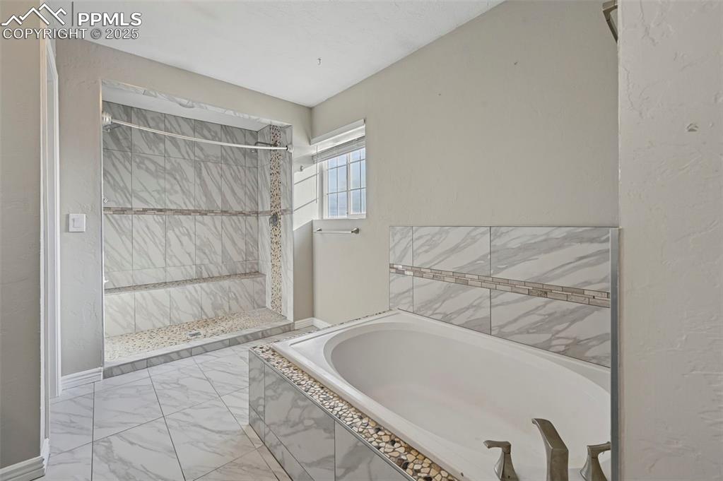 Image 24 of 46: Bathroom