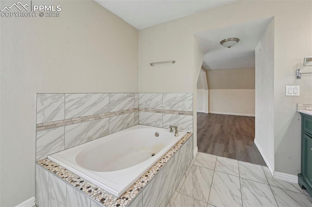 Image 25 of 46: Bathroom