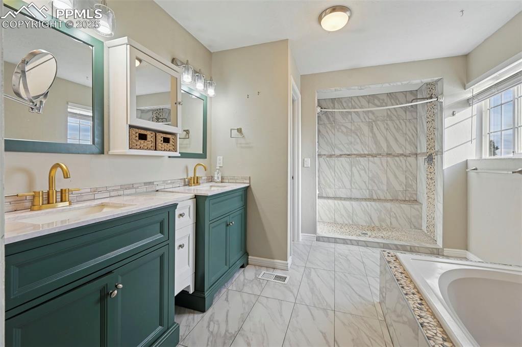 Image 26 of 46: Bathroom