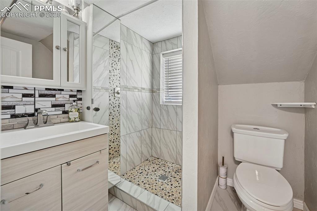 Image 27 of 46: Bathroom