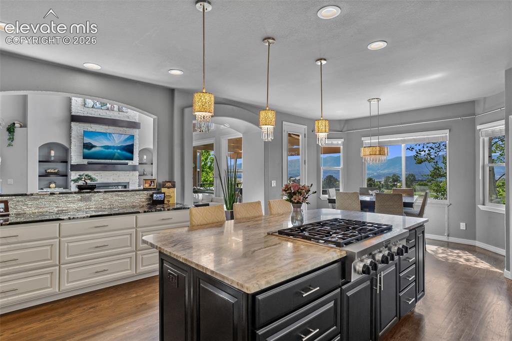 Image 10 of 41: Kitchen