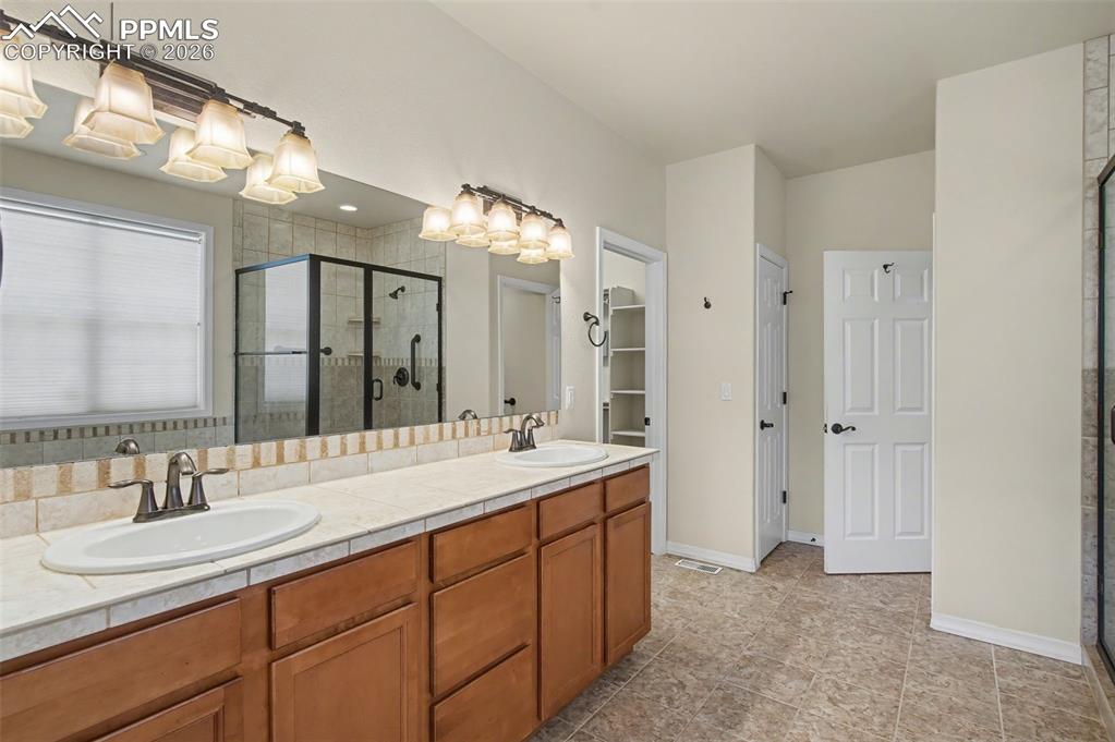 Image 17 of 48: Bathroom