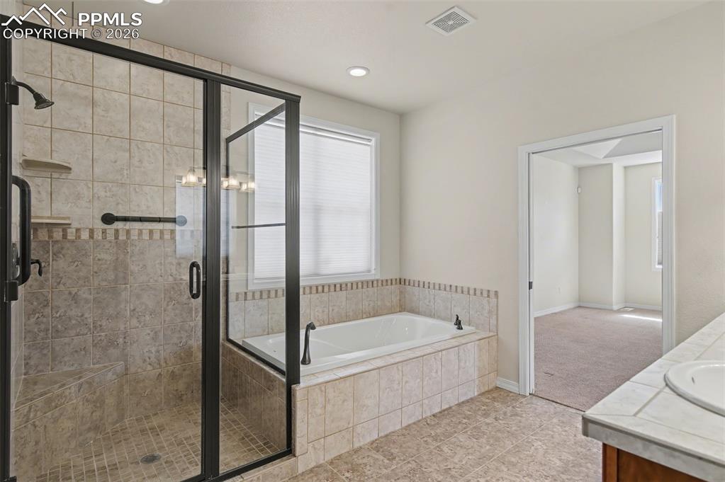 Image 18 of 48: Bathroom