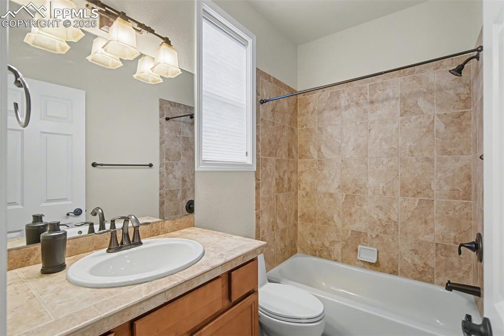 Image 22 of 48: Bathroom