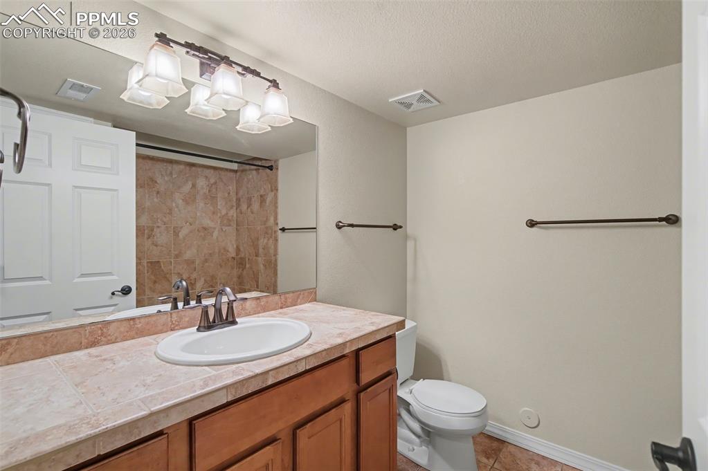 Image 24 of 48: Bathroom