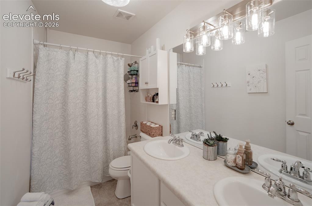 Image 20 of 42: Bathroom
