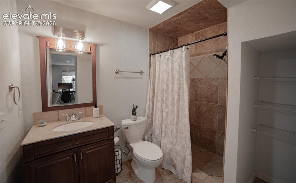 Image 26 of 42: Bathroom