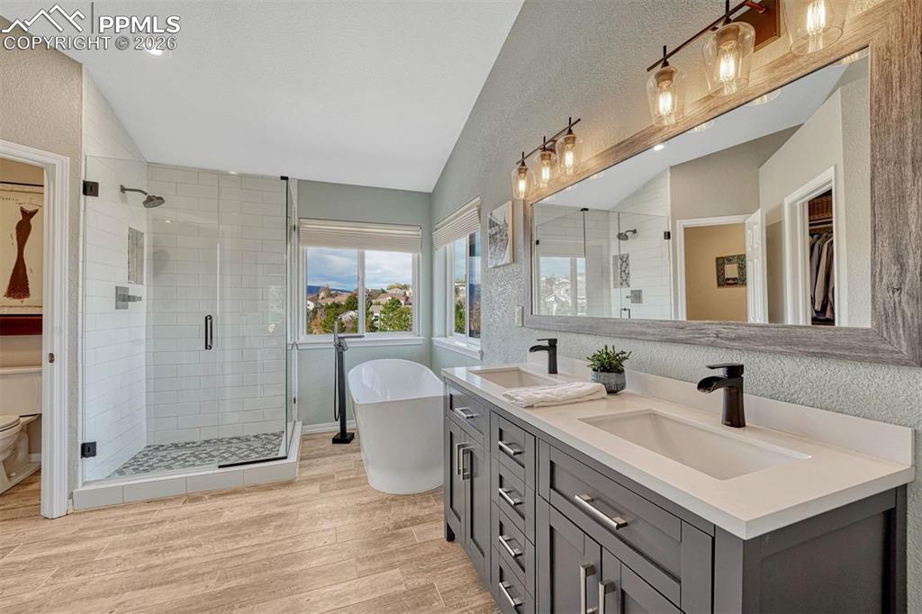 Image 19 of 41: Bathroom