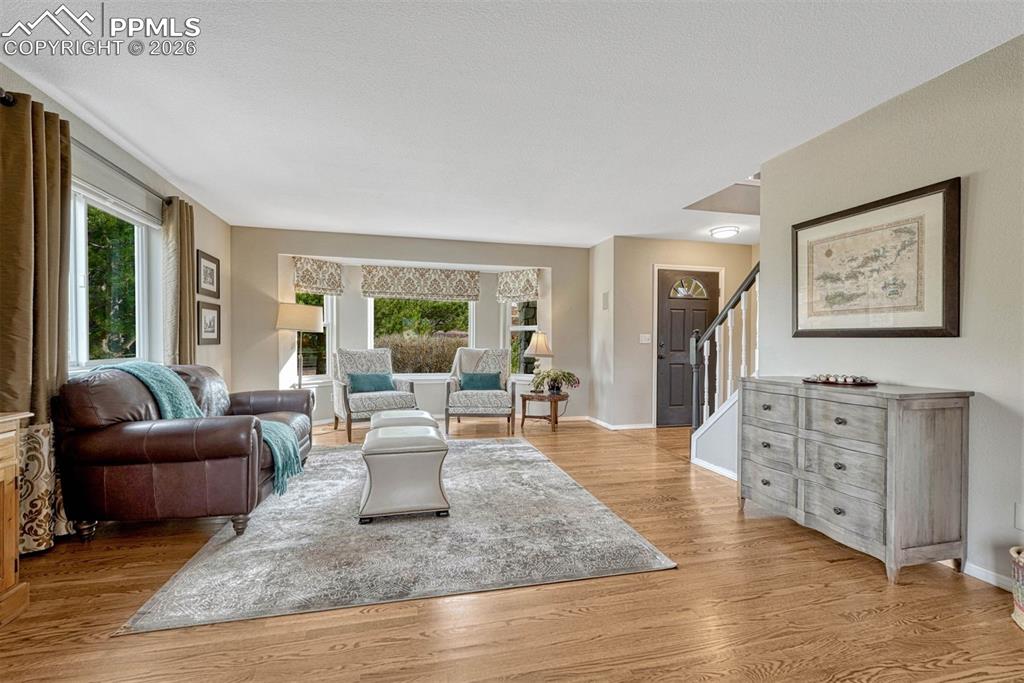 Image 32 of 41: Living Room