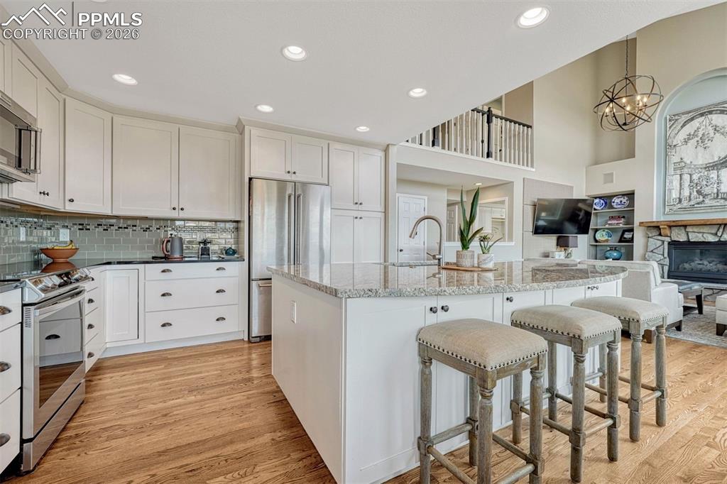 Image 4 of 41: Kitchen