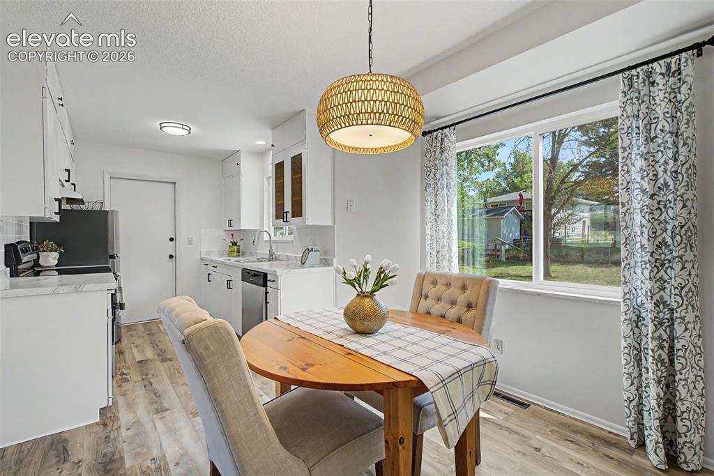 Image 10 of 37: Dining Area