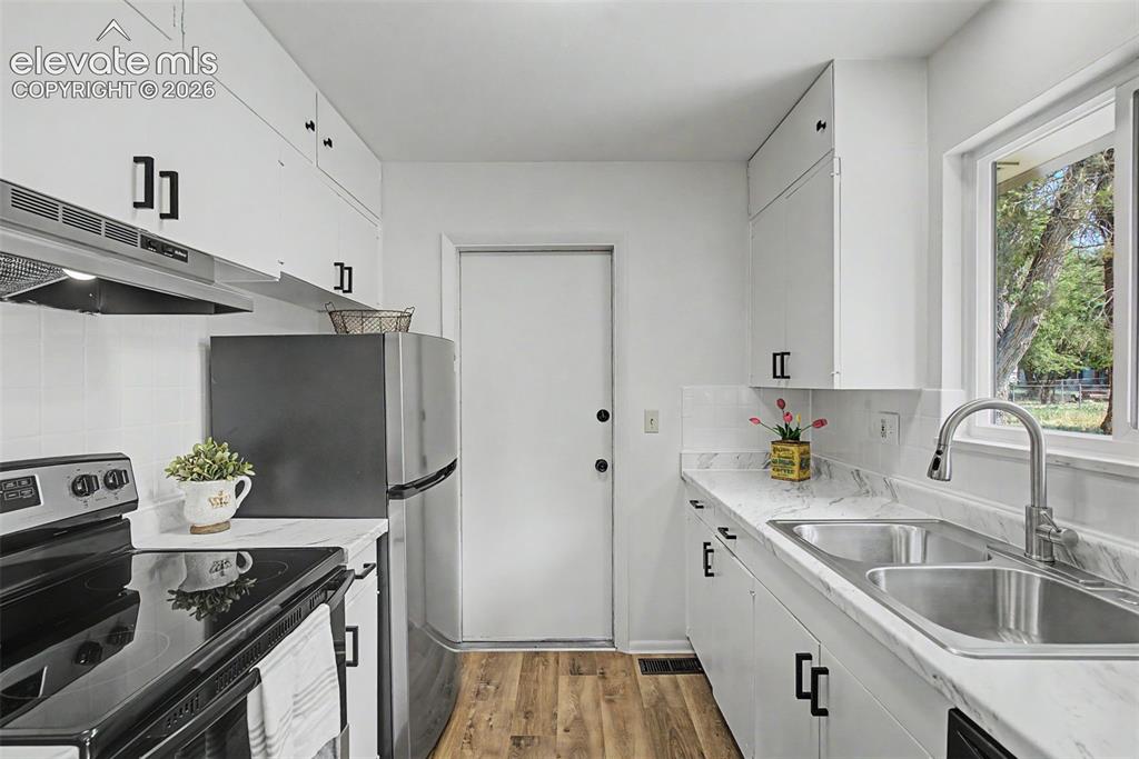 Image 12 of 37: Kitchen