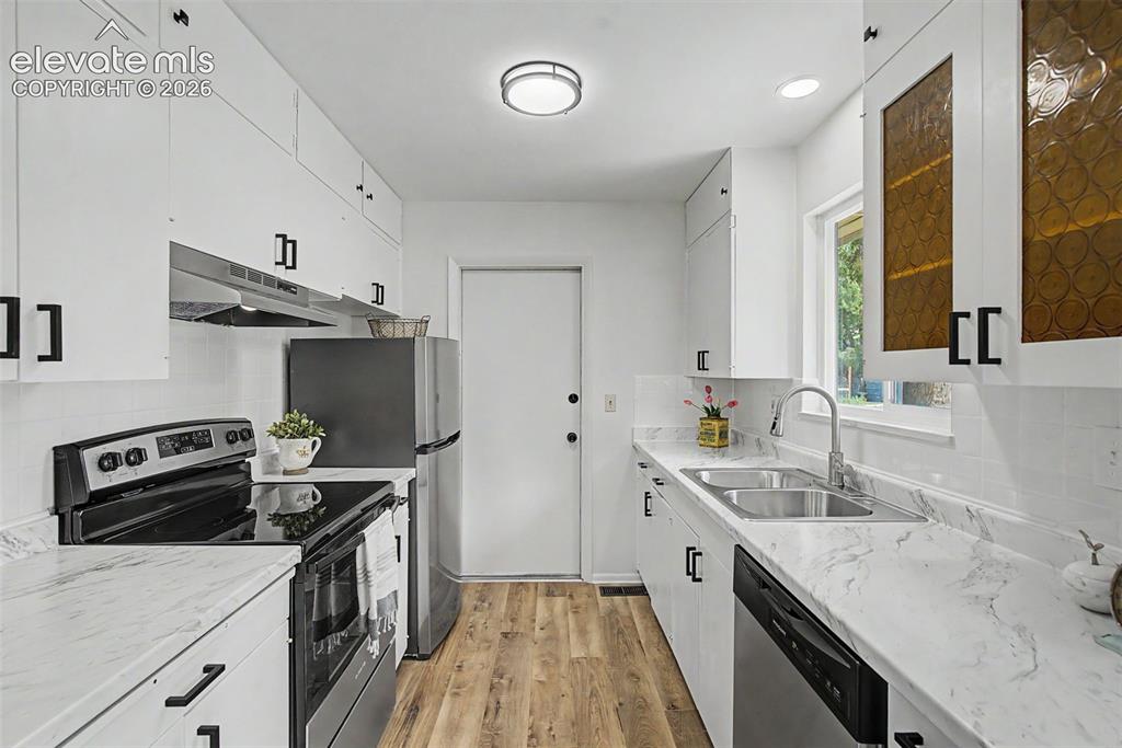 Image 13 of 37: Kitchen
