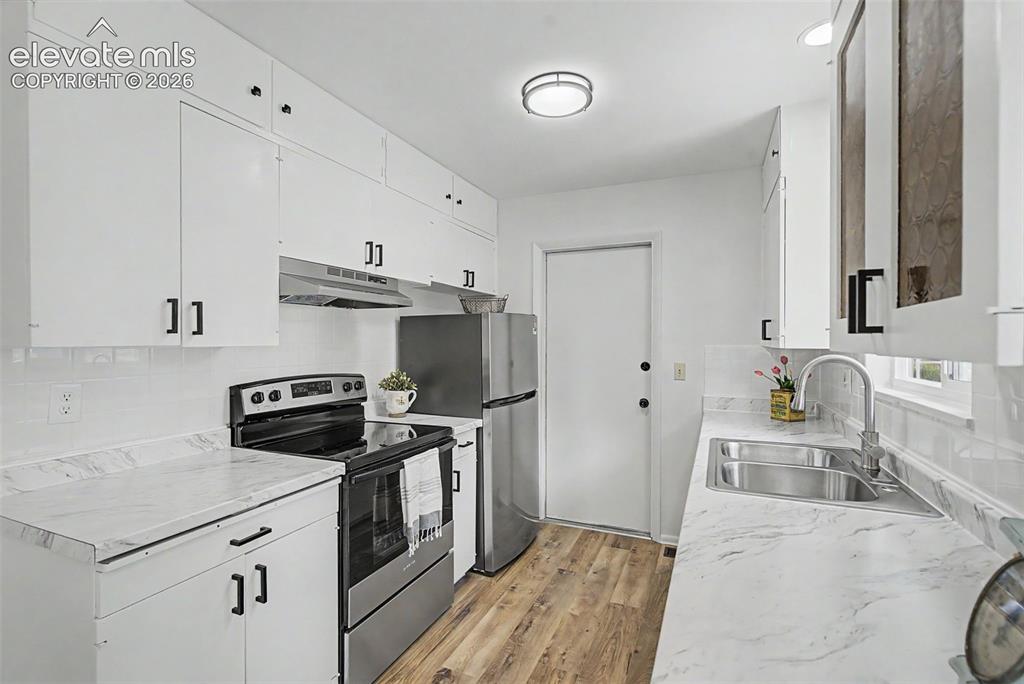 Image 14 of 37: Kitchen