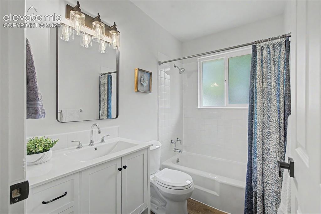 Image 23 of 37: upper full bath