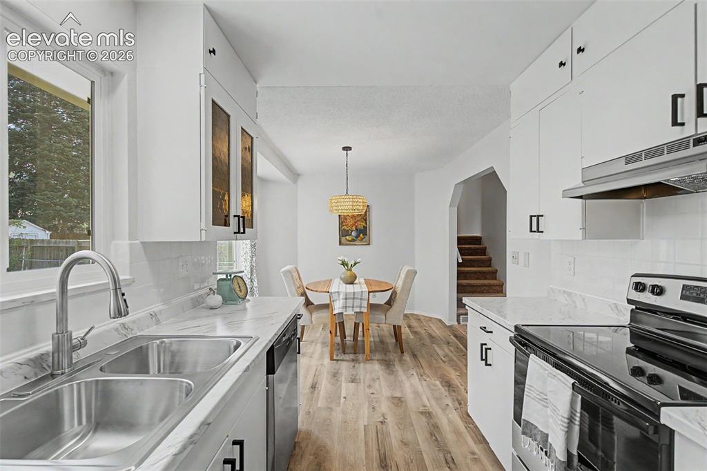 Image 4 of 37: Kitchen