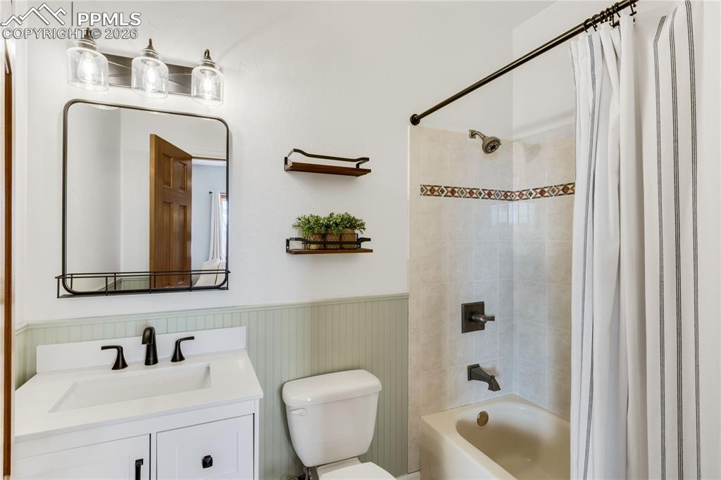 Image 23 of 46: Bathroom