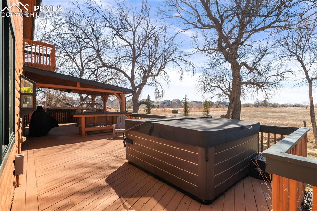 Image 34 of 46: Deck