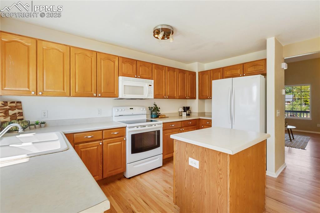 Image 11 of 41: Kitchen