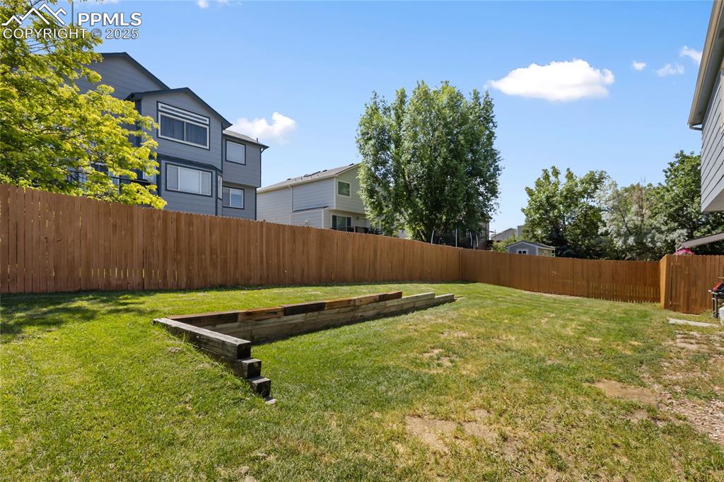 Image 3 of 41: Yard