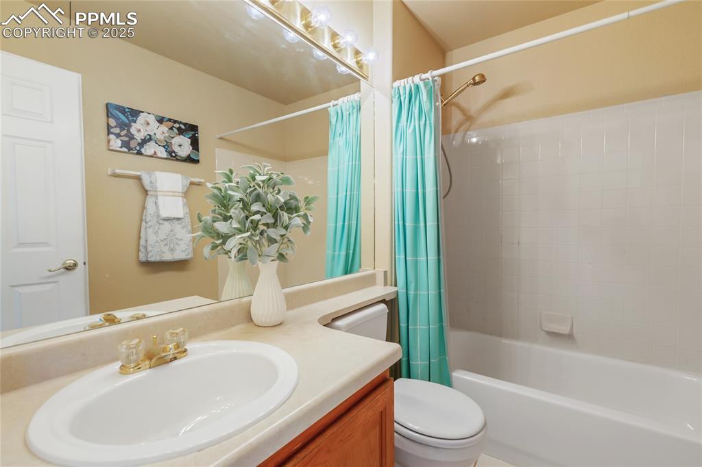 Image 33 of 41: Bathroom