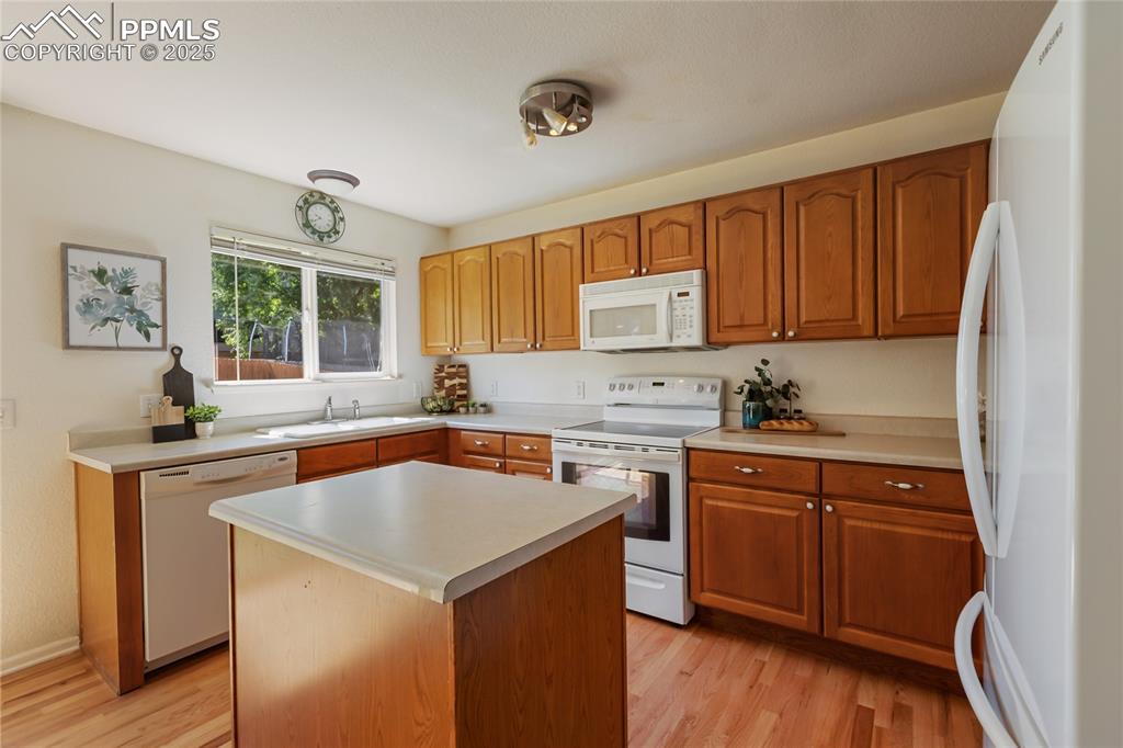 Image 9 of 41: Kitchen