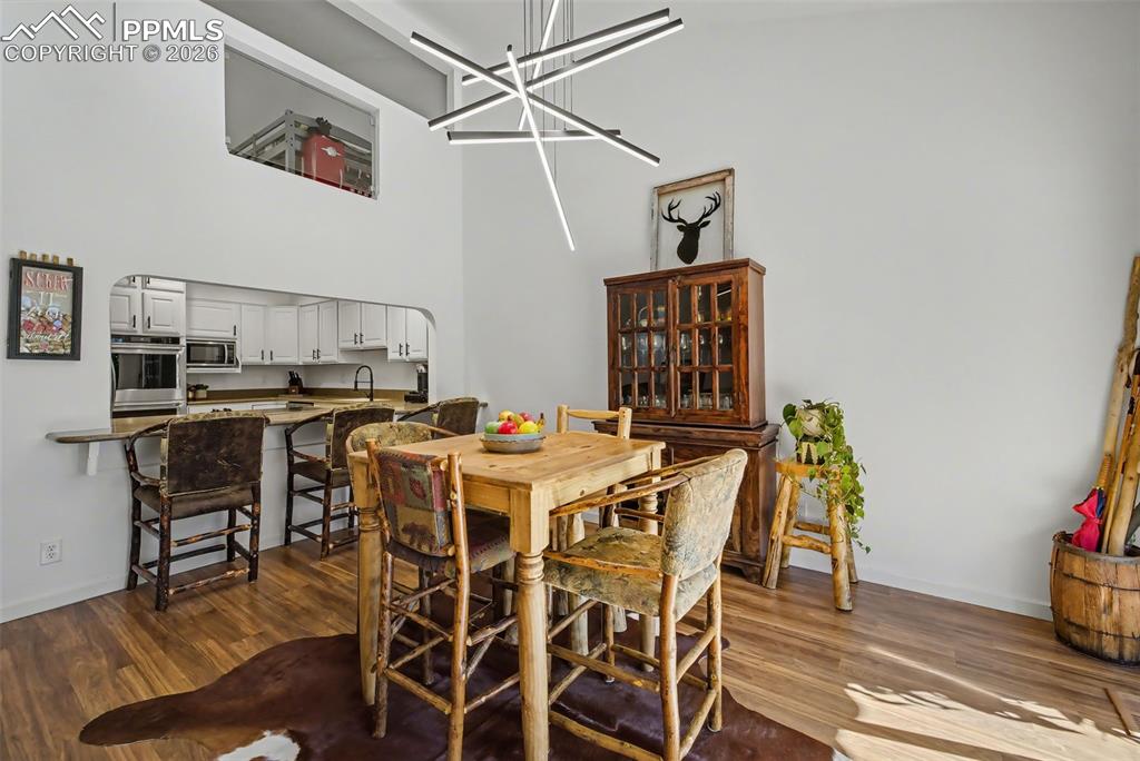 Image 11 of 36: Dining Area