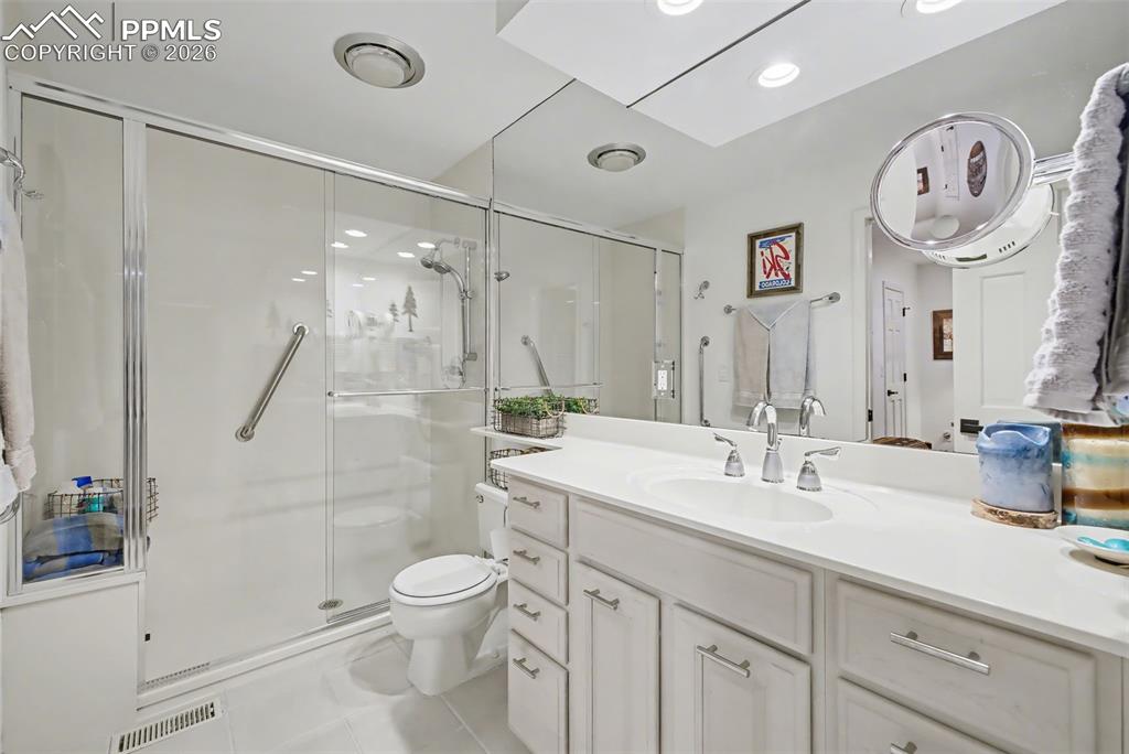 Image 23 of 36: Primary bath on the main floor