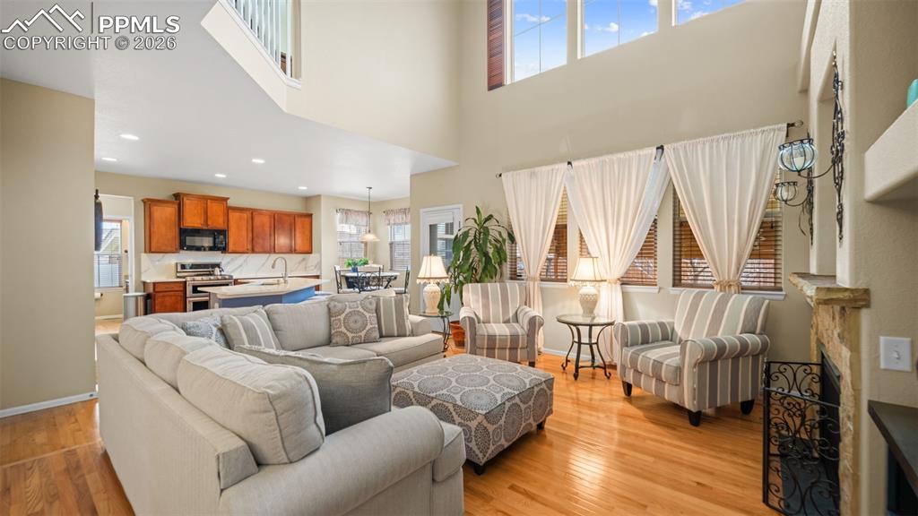 Image 17 of 45: Living Room