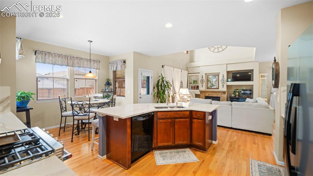 Image 19 of 45: Kitchen