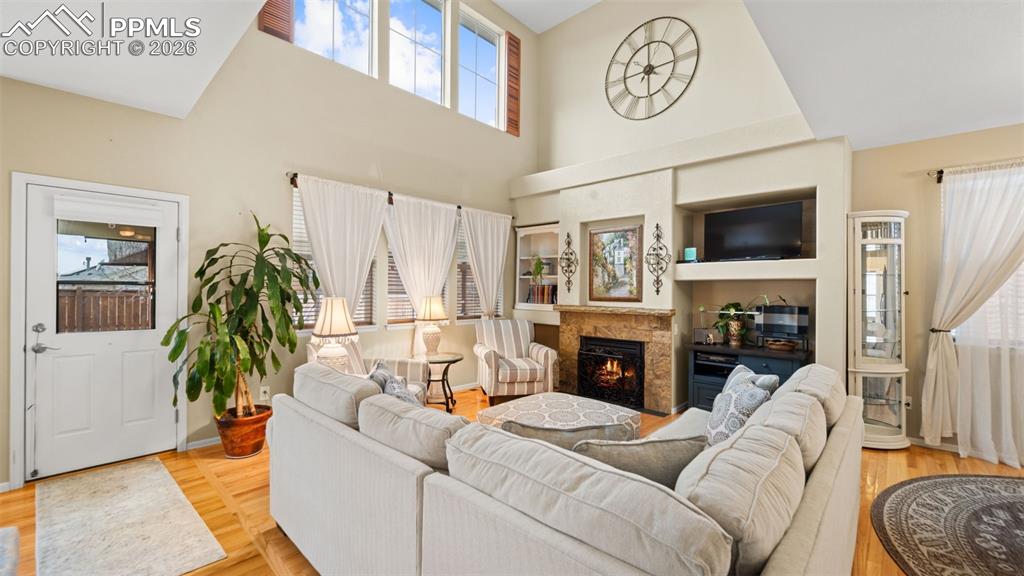 Image 20 of 45: Living Room