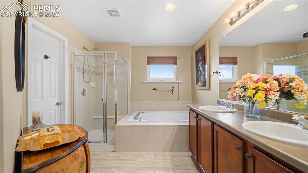 Image 27 of 45: Bathroom