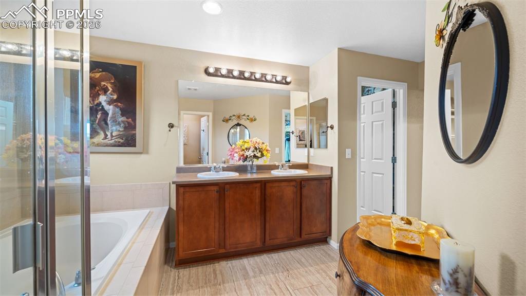 Image 28 of 45: Bathroom