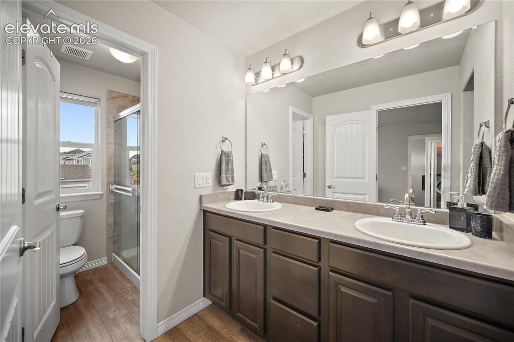 Image 17 of 42: Bathroom